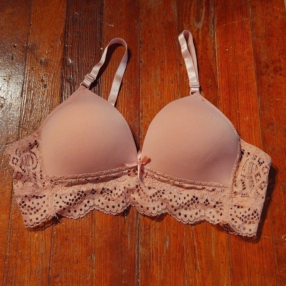 Light Pink No Wire Lacy Bra Sz 38C